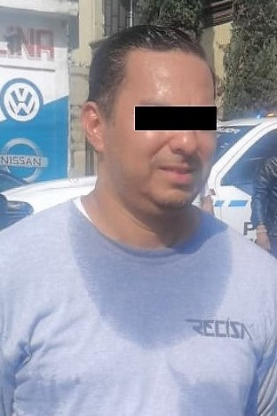 Un instructor de la Academia de Policía de Monterrey y un oficial de Tránsito lograron la detención de un hombre, luego de que a bordo de su camioneta presuntamente intentara chocar la motocicleta personal de uno de los elementos y mostrarle un arma de fuego, ayer al norponiente de la ciudad.