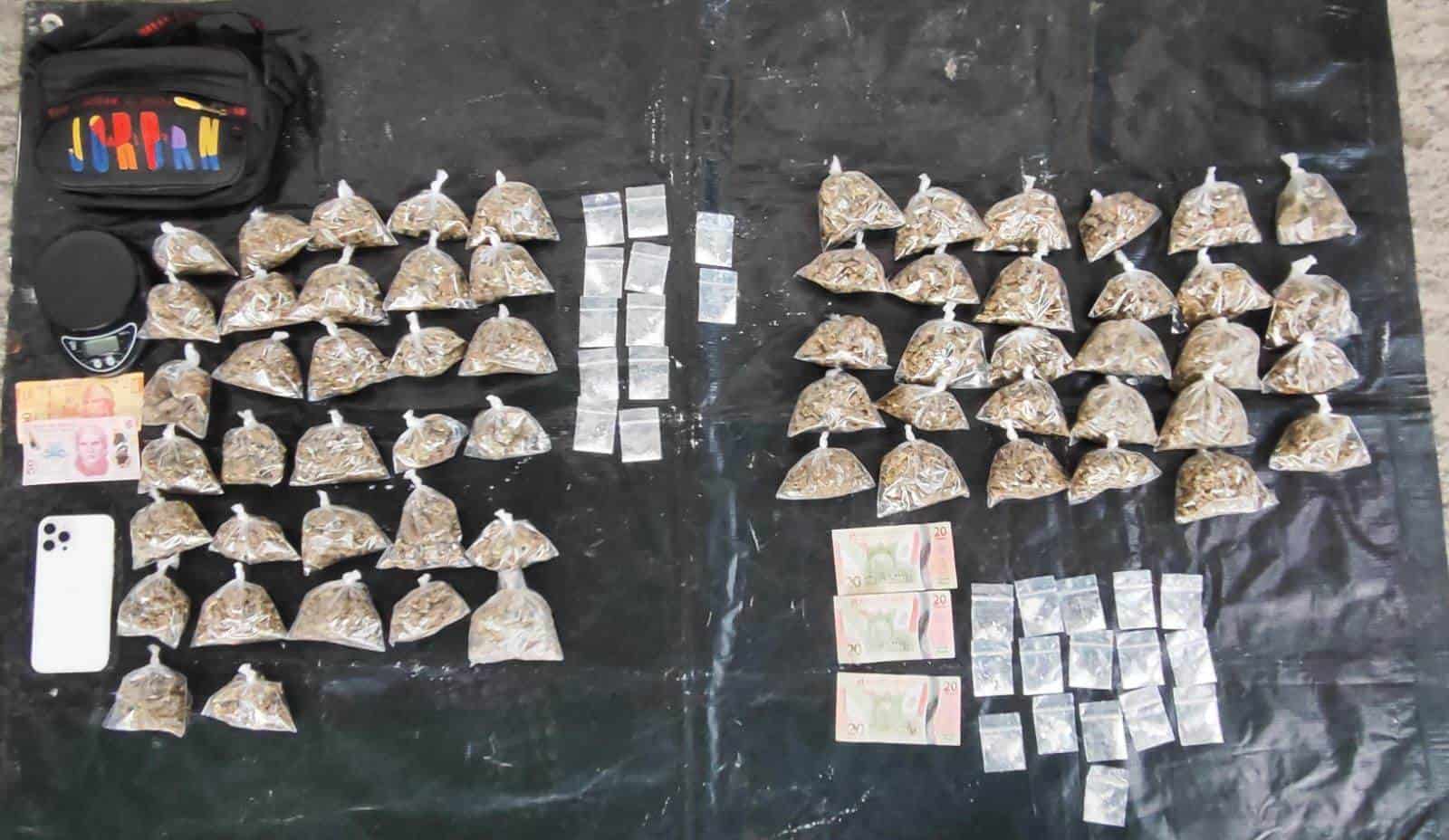 Dos presuntos narcomenudistas fueron arrestados por elementos de Fuerza Civil, la noche del martes en calles de la Colonia San Bernabé, al norte del municipio de Monterrey, portaban más de 80 envoltorios con droga.