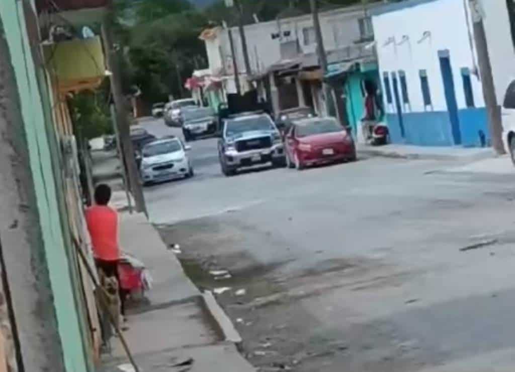 Hombres armados sembraron el terror en el municipio de Aramberri, donde atacaron a una unidad de la policía local, dejando un saldo de un oficial sin vida y otro mal herido.