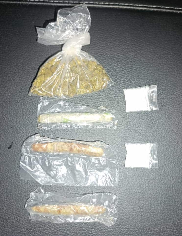 En diversos operativos realizados en la ciudad, cuatro personas entre ellos dos americanos y un hondureño, fueron detenidos por oficiales de la Policía de Monterrey, por presuntamente portar hierba similar a la mariguana y sustancias con las características del cristal y la cocaína en piedra, la noche del martes en las colonias Garza Nieto, Talleres y 10 de Marzo.