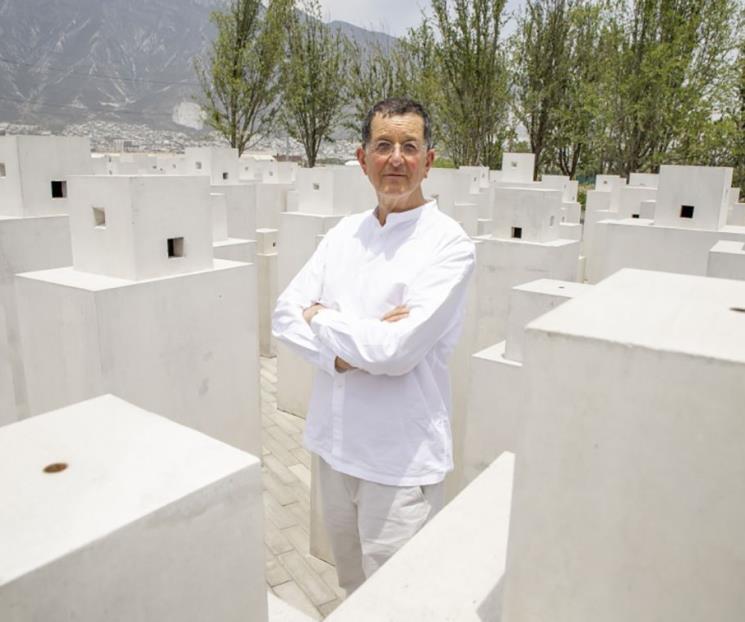 Despliega  Antony Gormley su arte en jardines de la UDEM