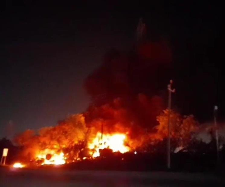 Consume fuego 40 vehículos en corralón de El Carmen