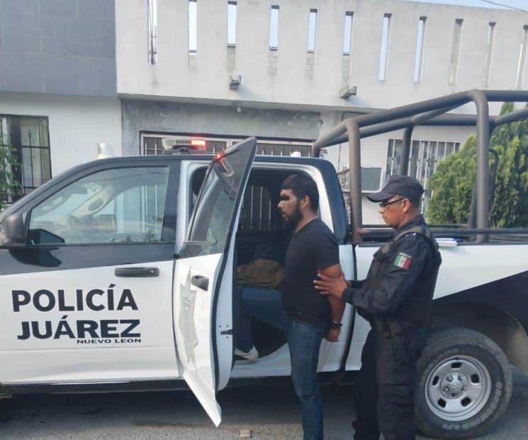 Amenaza con matar a su familia