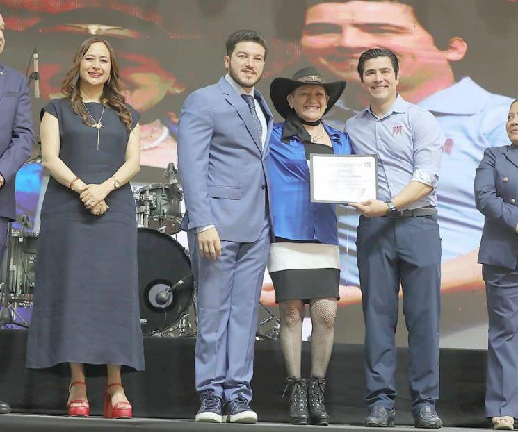 Adelanta Samuel festejo a las madres servidoras públicas