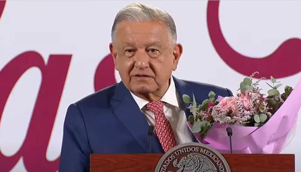 AMLO dedica concierto a las mamás; no acepta preguntas