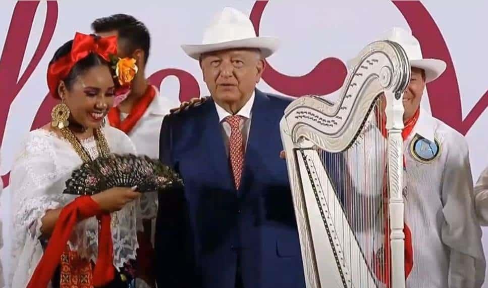 Flores, mariachi y sones, así fue el concierto en la mañanera