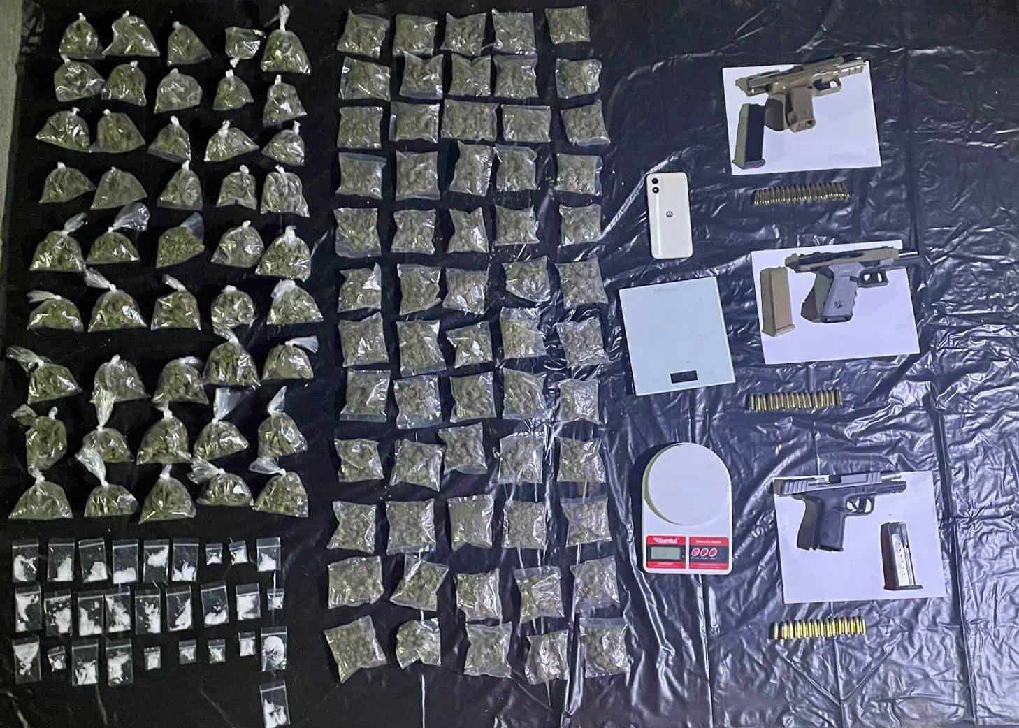 Un grupo de seis presuntos generadores de violencia, a quienes les aseguraron tres armadas cortas y droga, fueron arrestados por elementos de Fuerza Civil en el municipio de Apodaca.