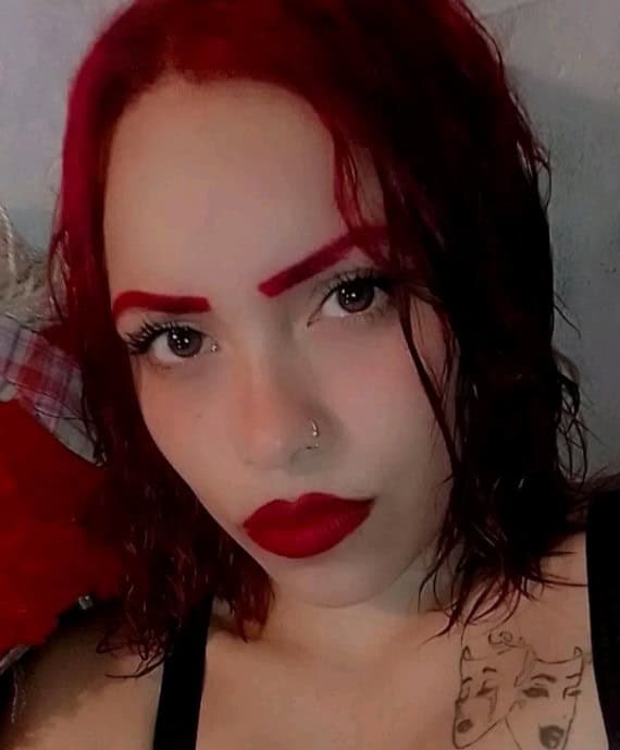 Una jovencita que estaba reportada como desaparecida en el municipio de Juárez, apareció en las redes sociales, donde mostro cartelón, para indicar que estaba en la ciudad de Saltillo, Coahuila.