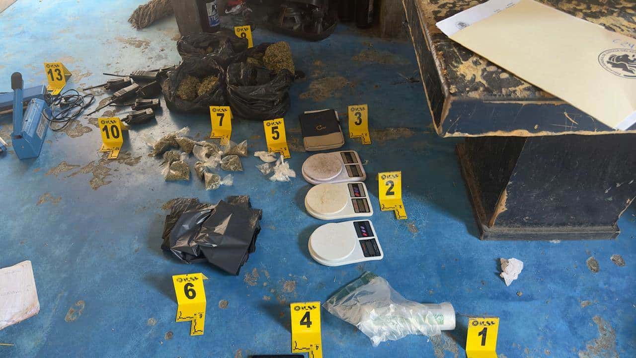 Tres armas cortas, seis motos, cargadores, equipo táctico y siete radios de comunicación, dejó el cateo de un domicilio en la Colonia Pueblo Nuevo, Apodaca.