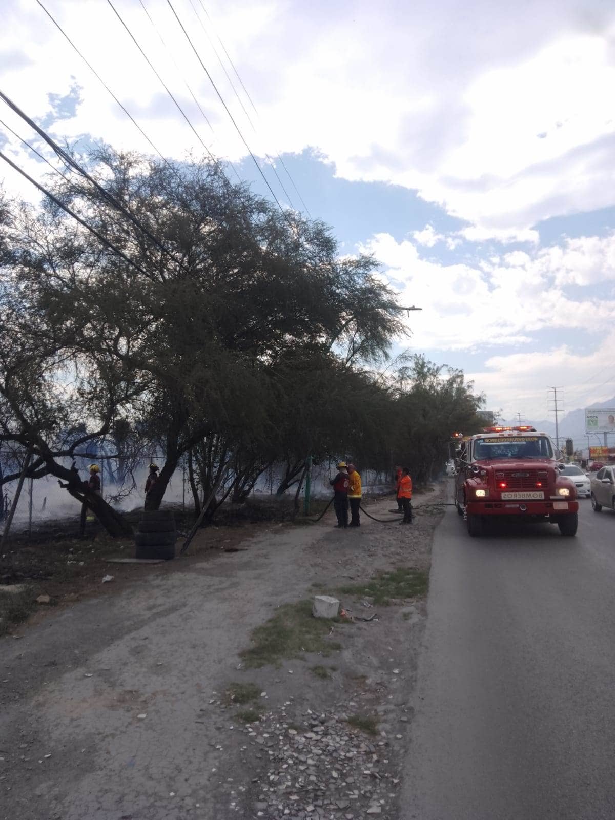 Un oficial de la Dirección de Vialidad y Tránsito de Monterrey salvó a un conejo que escapaba de un incendio en un lote baldío ubicado en Lincoln y Castellana, en el poniente de la Ciudad.