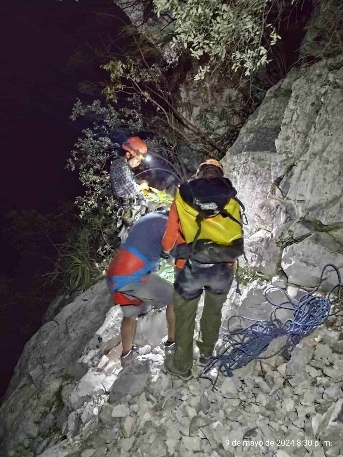 Dos excursionistas que se quedaron atorados al intentar hacer rapel, fueron rescatados del Parque Ecológico de La Huasteca, en el municipio de Santa Catarina.