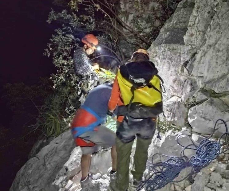 Quedan atorados en la montaña