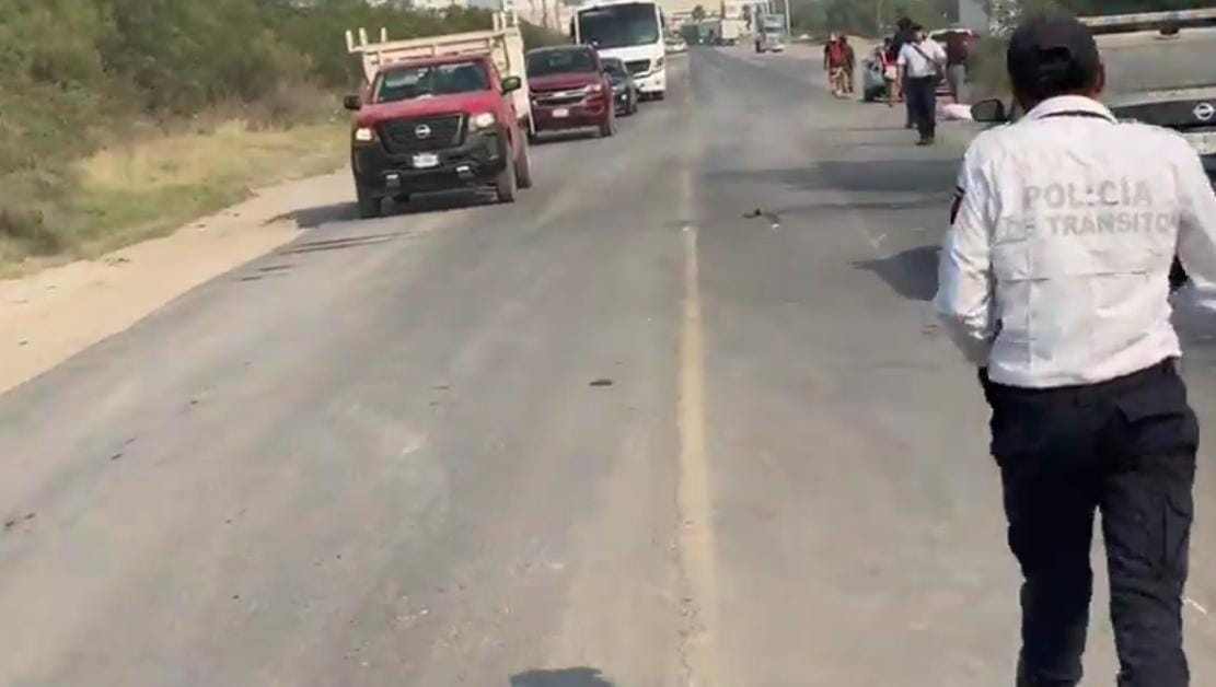 Un motociclista falleció la madrugada de ayer luego de derrapar en la Carretera Juárez-Apodaca, municipio de Juárez, y ser atropellado por un automovilista junto con su acompañante, quien sobrevivió.