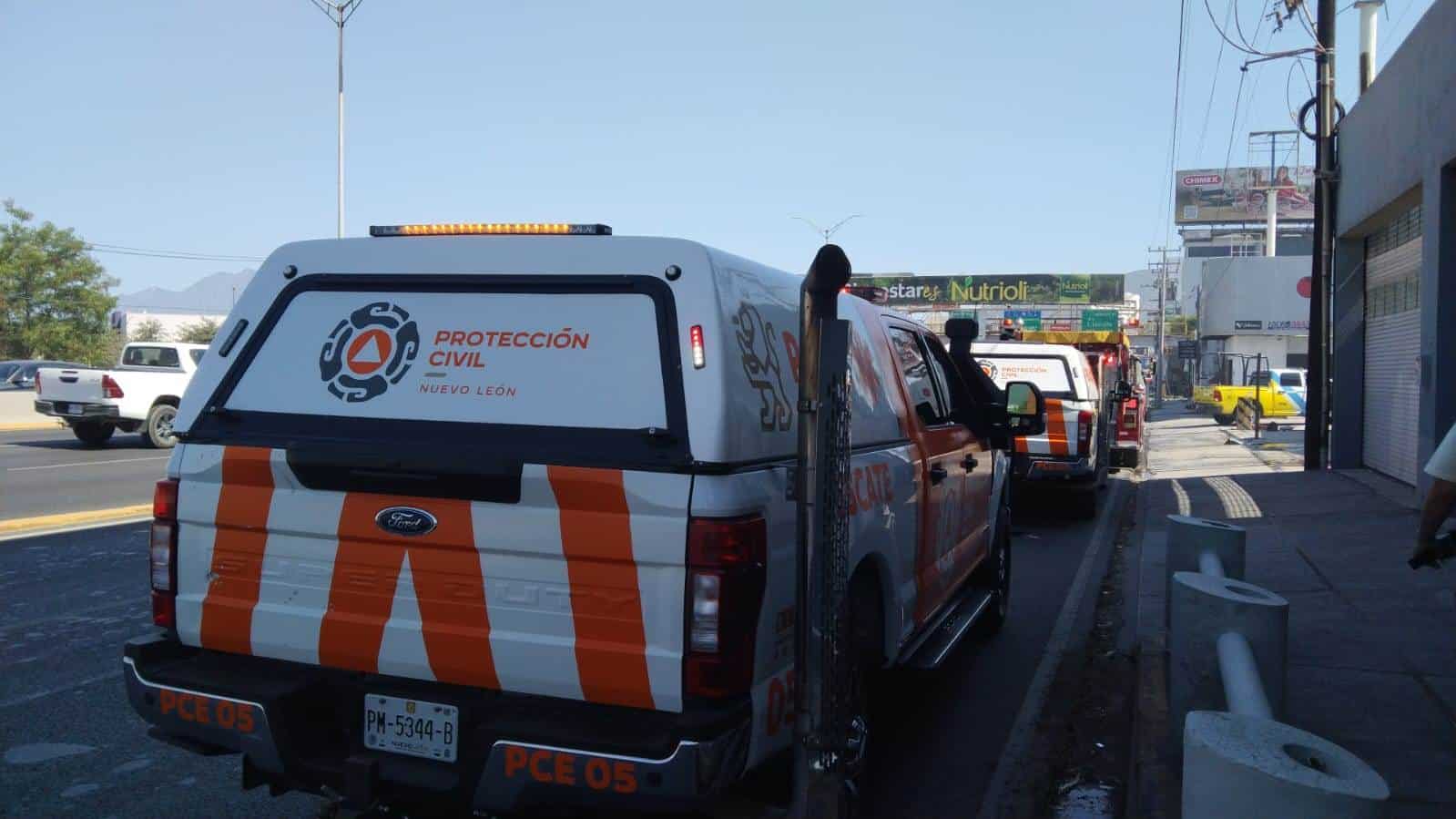 El incendio de una bodega abandonada en la Colonia Mitras Norte, en Monterrey, movilizó ayer a elementos de Bomberos de Nuevo León y Protección Civil del Estado y municipal.