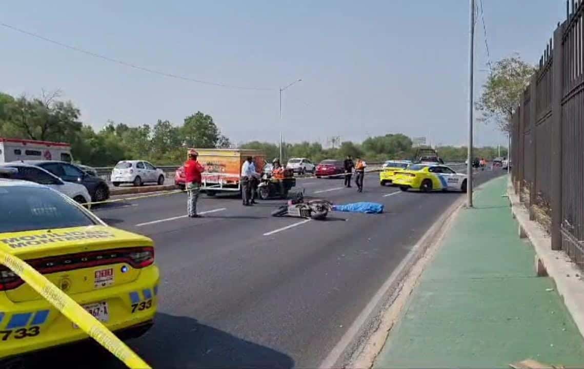 Luego de caer de su motocicleta y ser atropellado por un tráiler, un hombre murió ayer en la Avenida Constitución a la altura de lo que fue Plaza Sésamo, al oriente de Monterrey.