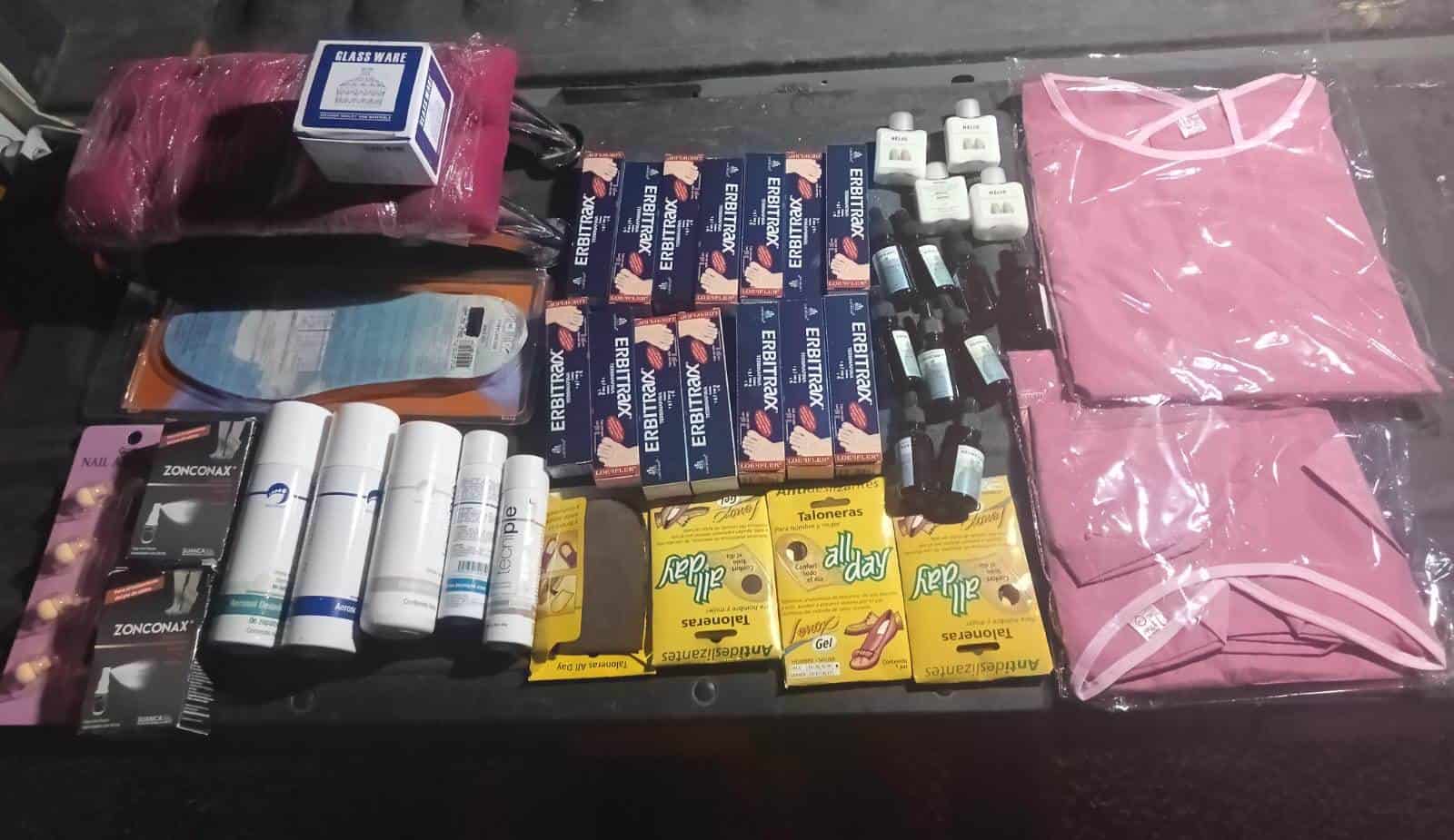 Un menor de edad que presuntamente sustrajo mercancía valorada en más de 13 mil pesos de un negocio de belleza, fue detenido por oficiales de la Policía de Monterrey, la madrugada de ayer en el centro de la ciudad.