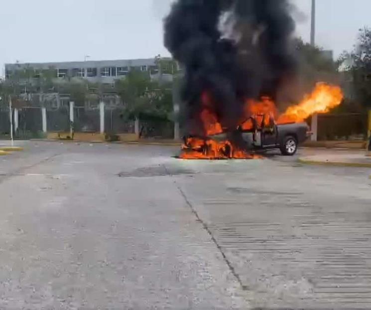 Se incendia camioneta en San Nicolás
