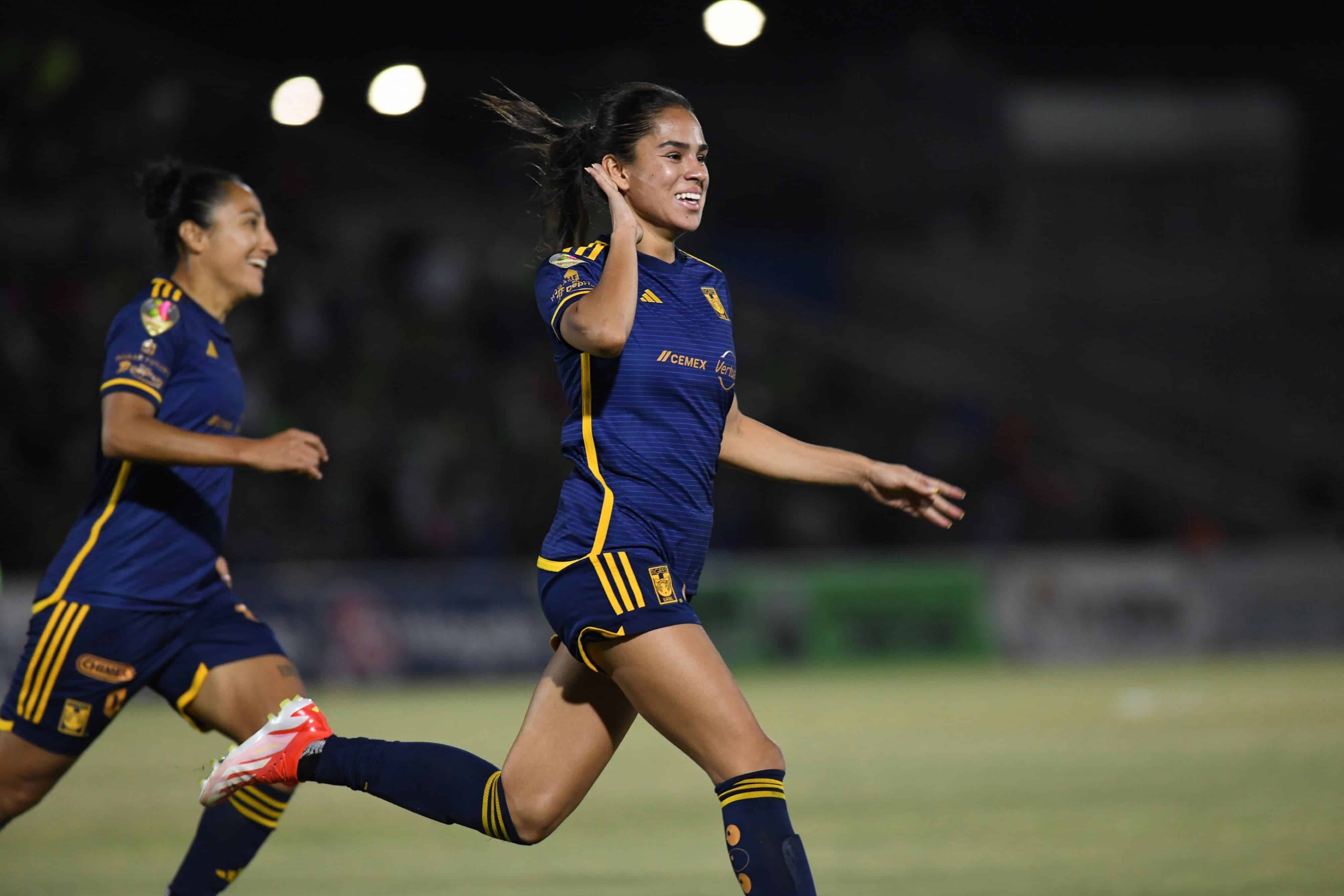 Maricarmen Reyes hace el 1-0.