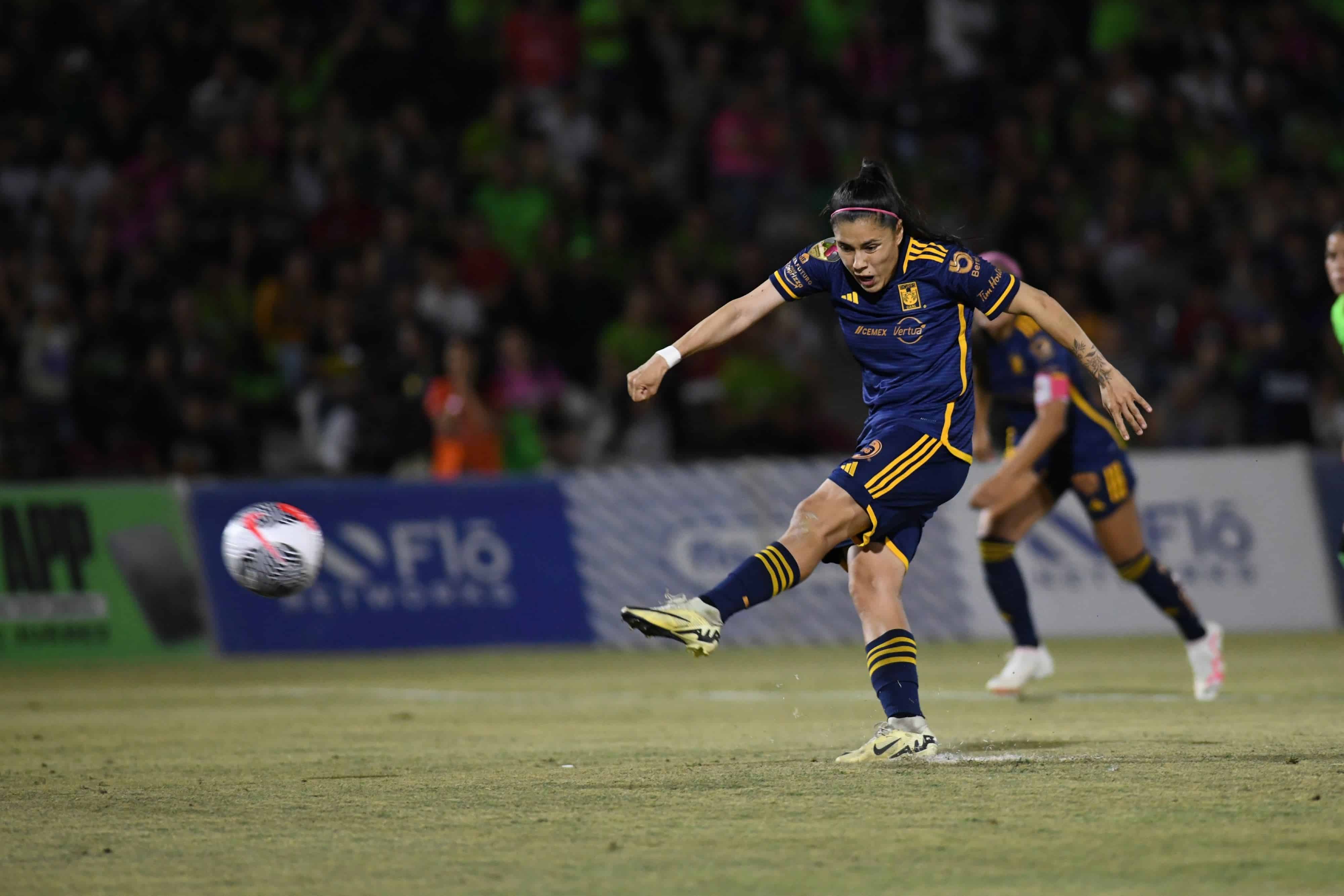 Lizbeth Ovalle falla penal.