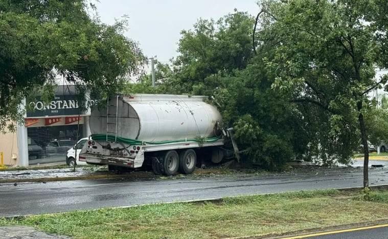 Choca pipa contra autos en San Pedro