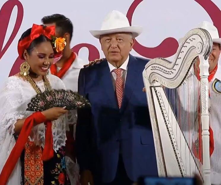 Deja el Ejecutivo la política por un momento y festeja a las mamás