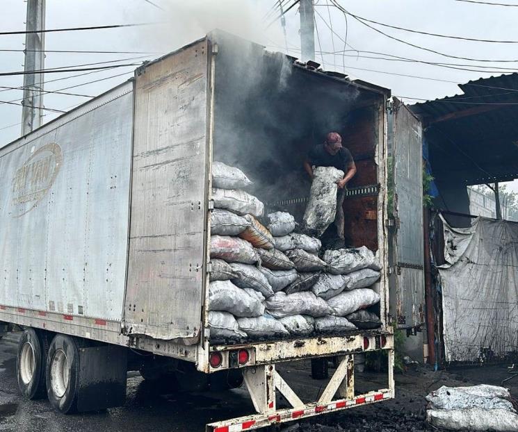 Arde tráiler cargado con carbón Arde tráiler cargado con carbón