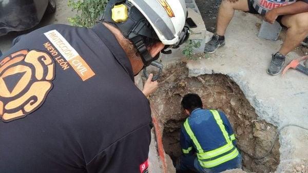Rescata PCE cachorro de drenaje al norte de Monterrey