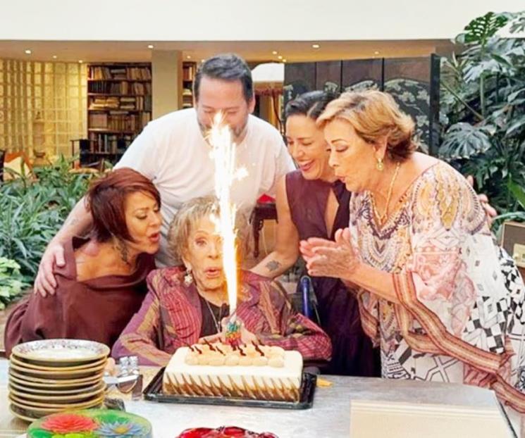 Reaparece Silvia Pinal con sus tres hijos por día festivo