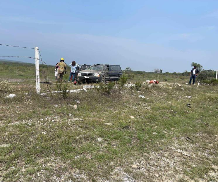 Vuelca camioneta en Linares