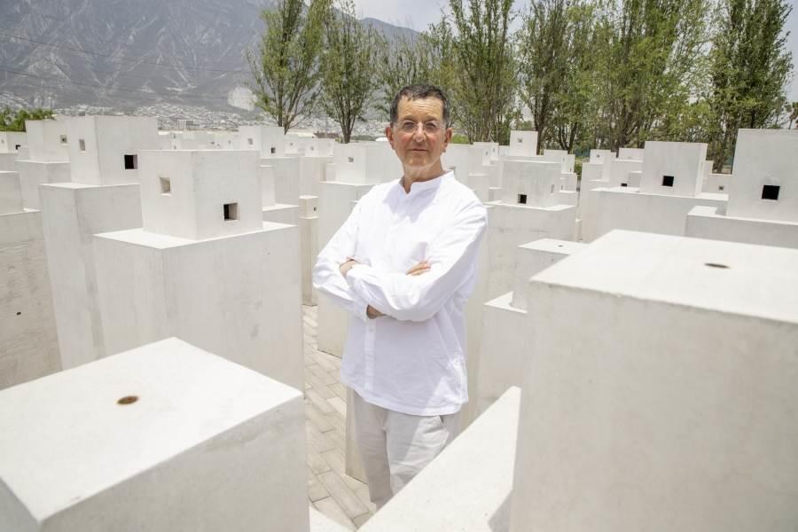 Se despliegan esculturas de Antony Gormley en jardines de la UDEM