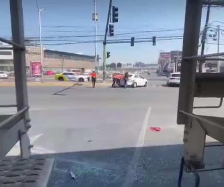 Embiste tren a auto en Monterrey