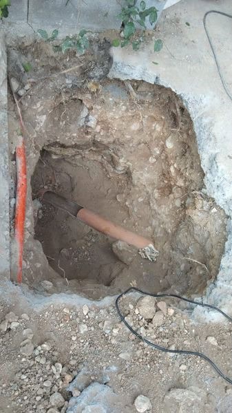 Después de diversas maniobras, elementos de Protección Civil del Estado rescataron a un cachorro que se encontraba atorado dentro de un drenaje, ayer en la Colonia Barrio Antiguo, al norte del municipio de Monterrey.