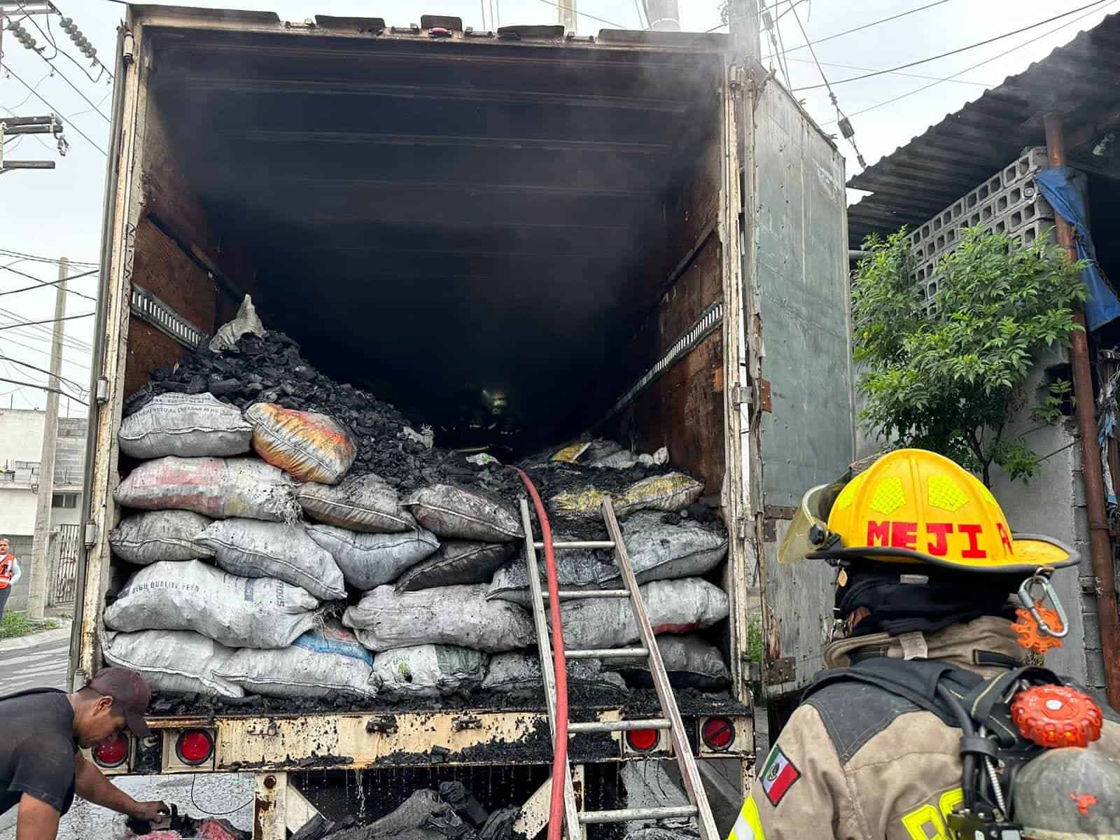 Una intensa movilización de los puestos de socorro se registró en el sector de la Colonia Moderna, al incendiarse un tráiler cagado con carbón de mezquite.