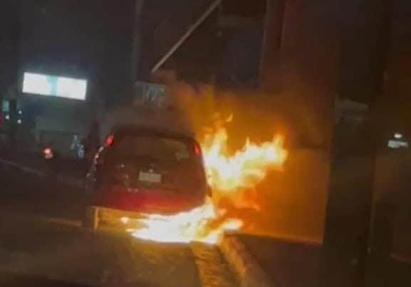Choca y se incendia su auto