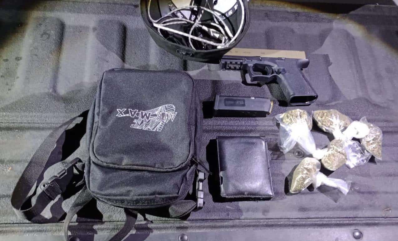 Un menor de edad que realizaba necesidades fisiológicas en la vía pública, fue detenido por oficiales de la Policía de Monterrey luego de que le encontraron un arma de fuego, así como cinco bolsitas de plástico que contenían hierba verde con las características a la mariguana.