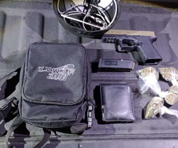 Aprehenden a hombre con arma de fuego y droga Aprehenden a hombre con arma de fuego y droga