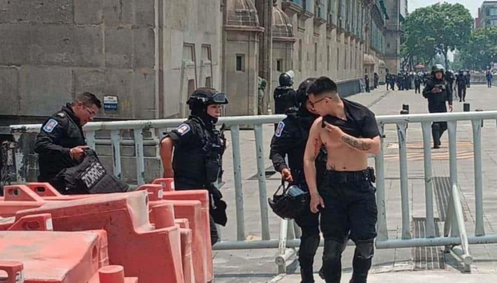 Normalistas lanzan cohetones a Palacio Nacional