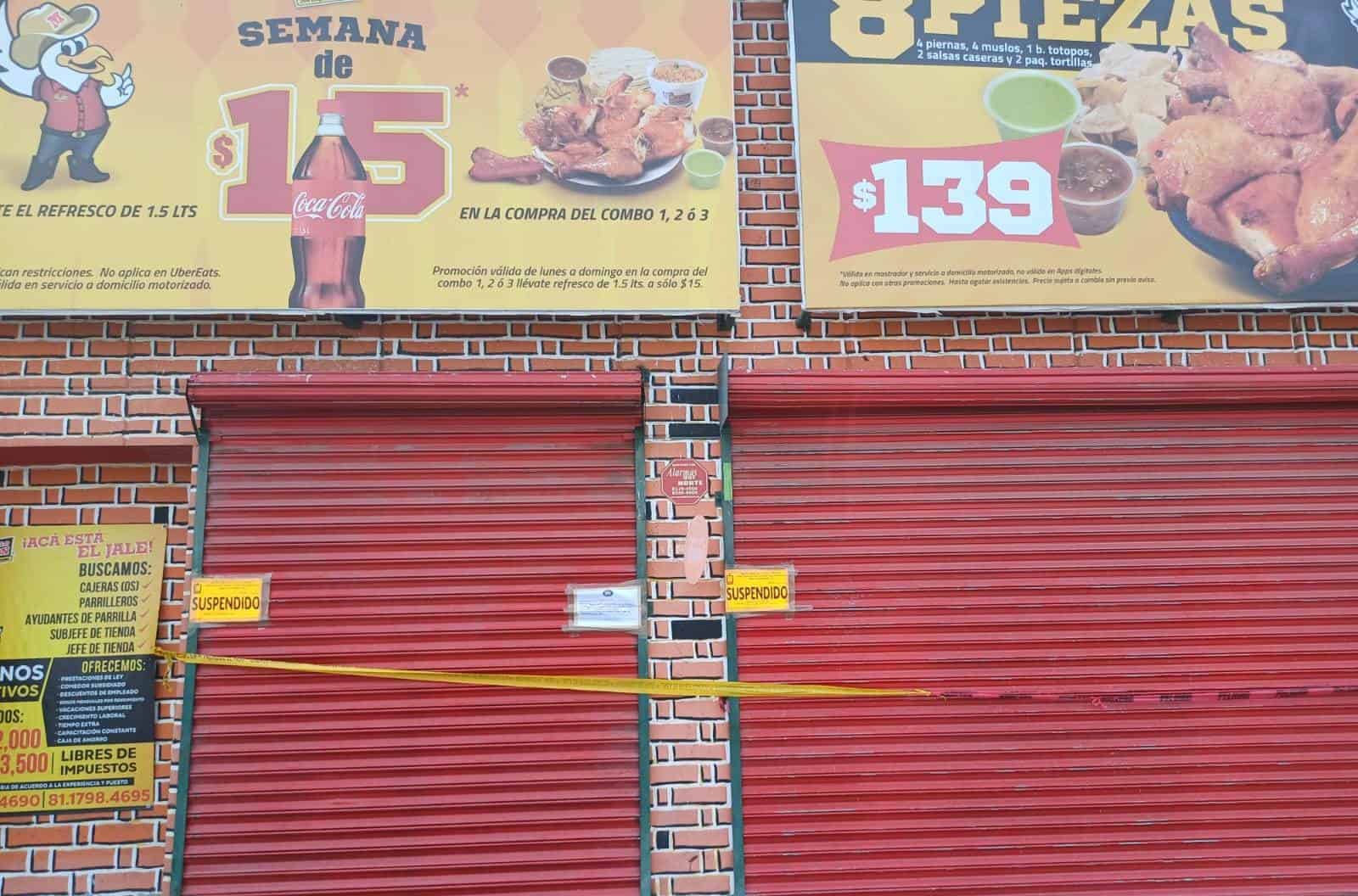 La Fiscalía General de Justicia del Estado, clausuro este domingo, las instalaciones del restaurante “Pollo Matón”, sucursal Escobedo, para ser investigado por una posible negligencia que derivó en la muerte de dos menores y un adulto grave al consumir sus alimentos.