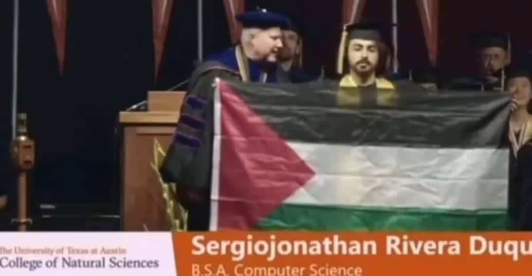 Alumno protesta con bandera de Palestina en graduación