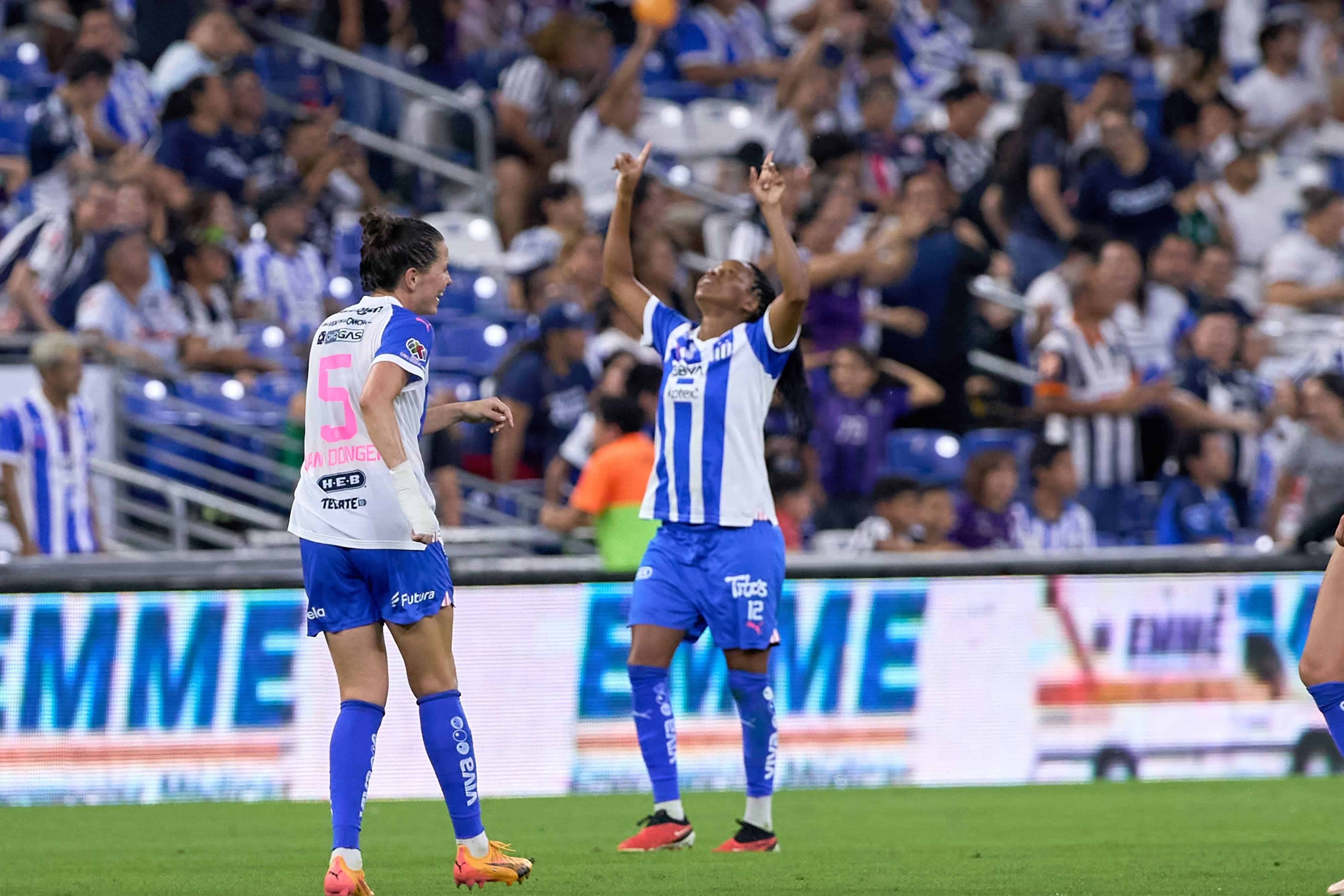 Jermaine Seoposenwe hace el 1-0.