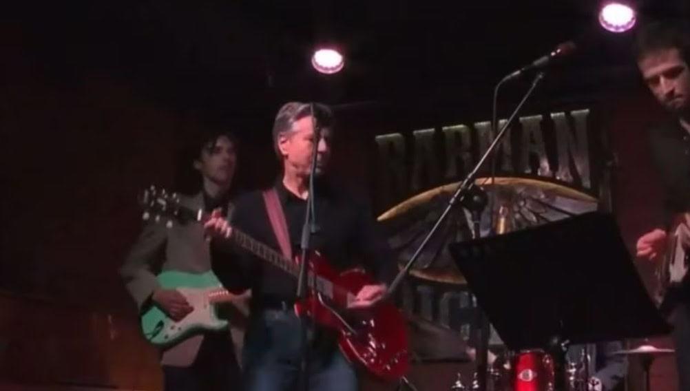 Antony Blinken saca su lado rockero en un bar de Kiev