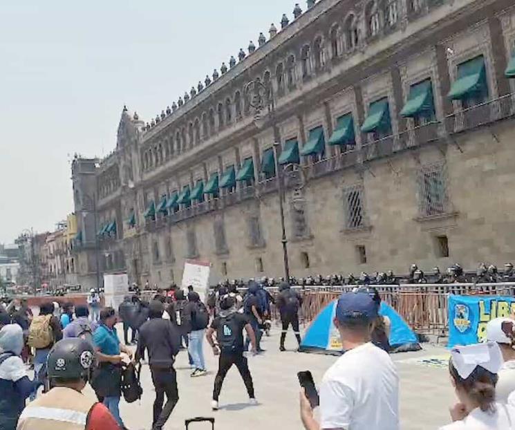Normalistas lanzan petardos a Palacio Nacional