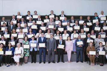 Honra UANL trayectoria de sus profesores