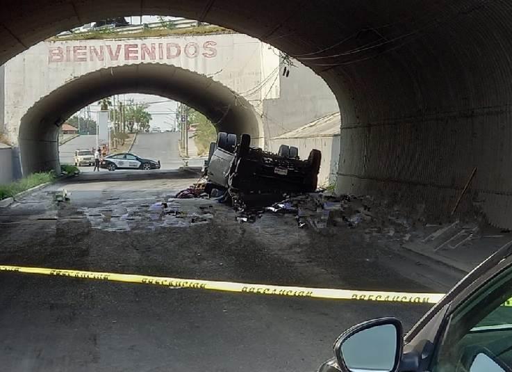 Pierde la vida chofer al caer de puente