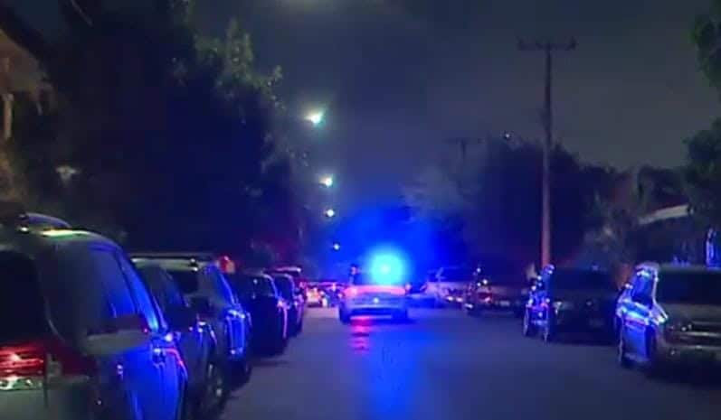 Con al menos tres balazos resultó un joven, luego de ser baleado la madrugada de ayer frente a su domicilio, en la Colonia Buenos Aires, al sur del municipio de Monterrey.