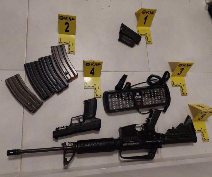 Aseguran dos armas de fuego, droga y tres autos