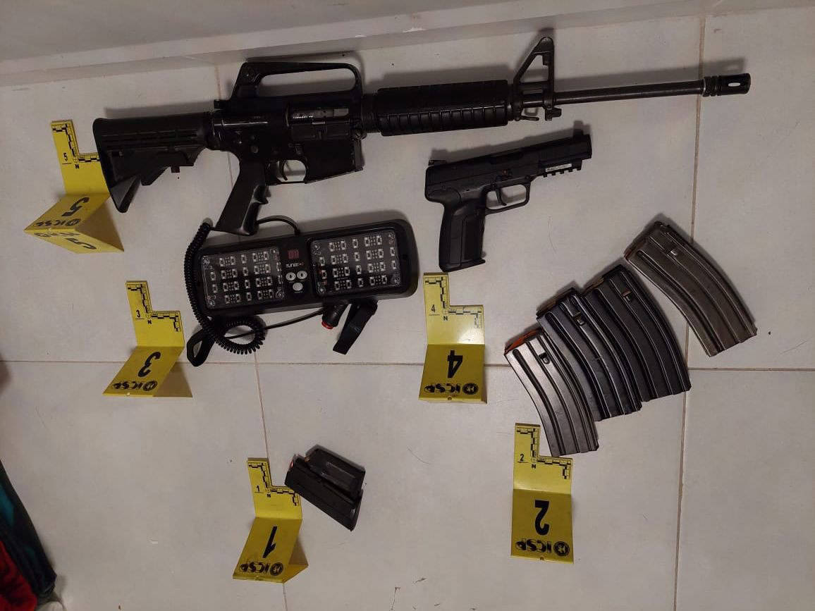 Tras un cateo en un domicilio en Guadalupe, donde se realizaban presuntas actividades ilícitas, la Fiscalía General de Justicia de Nuevo León detuvo a una mujer, aseguró dos armas de fuego, droga y tres autos con narcótico.