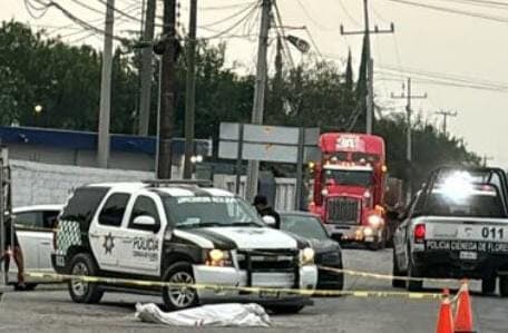 El cadáver de un hombre ejecutado y envuelto en una lona, fue encontrado ayer en la Carretera a Laredo, a unos metros de las letras de bienvenida del municipio de Ciénega de Flores, en esa misma localidad y a unos metros de una torre de vigilancia de la policía, al norte de la zona metropolitana de Monterrey.
