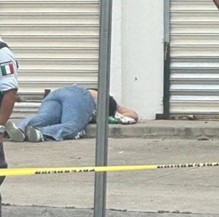 Una mujer con antecedentes penales por delitos contra la salud, fue ejecutada por dos moto-sicarios, cuando se encontraba parada frente a un negocio especializado en renta y venta de vestidos para fiesta en el sector Cumbres.