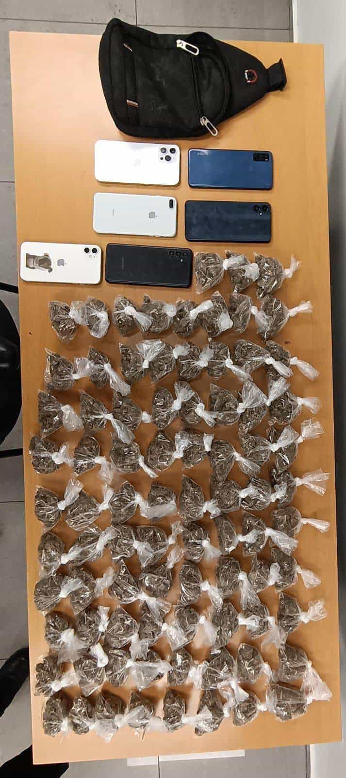 Un grupo de cinco hombres con más de 80 dosis de marihuana, fueron arrestados por elementos de Fuerza Civil en el municipio de Sabinas Hidalgo.